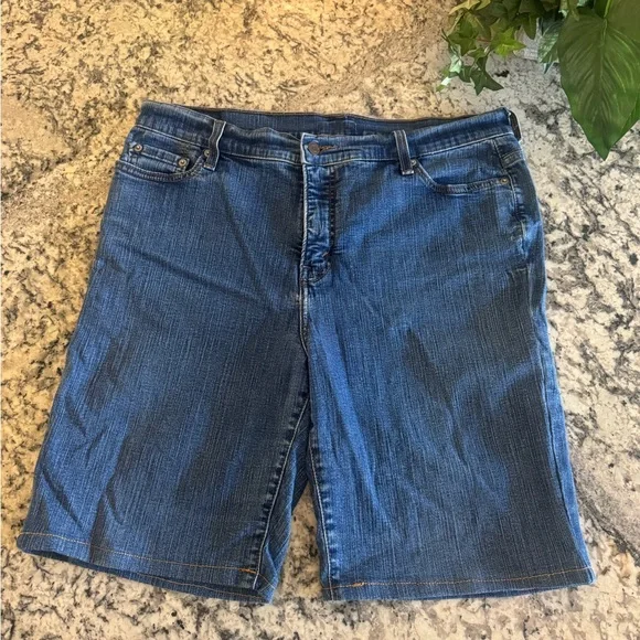 Levi’s Denim 9” Jean Shorts Women’s Size 16 - Picture 1 of 16